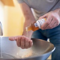 Händewaschen mit Flüssigseife am Waschbecken.