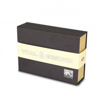 Schwarze Box mit der Aufschrift 'Vital & Gesund'.