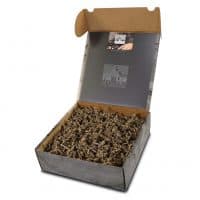 Offene Box mit Tiroler Steinöl und Füllmaterial.