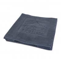 Dunkelgraues Handtuch mit eingeprägtem Logo