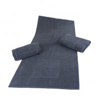 Dunkelgraue Handtücher mit eingeprägtem Logo
