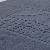 Dunkelgraues Handtuch mit geprägtem Logo