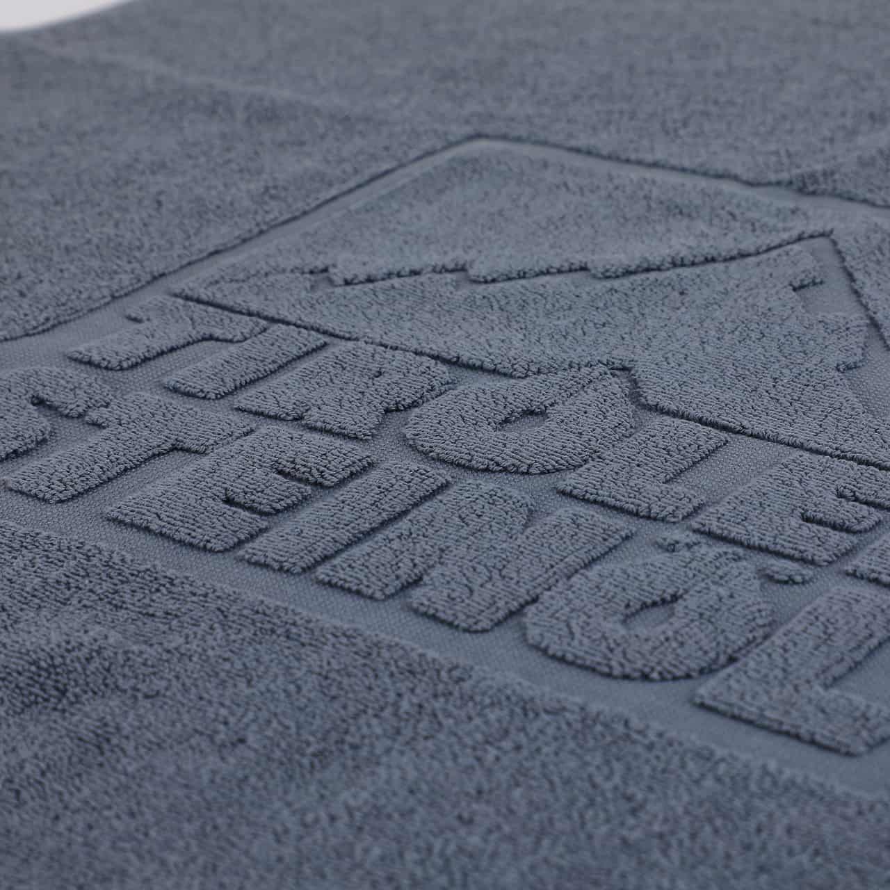 Dunkelgraues Handtuch mit geprägtem Logo