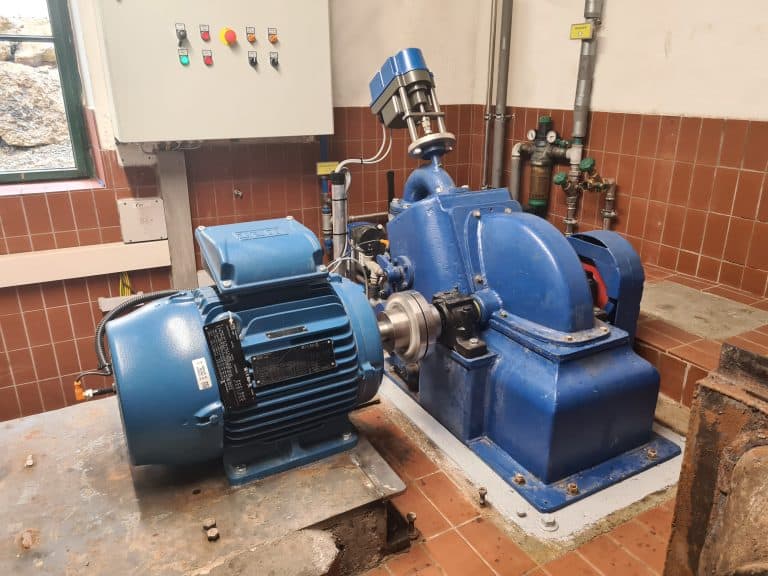 Blaue Maschine mit Motor in einer technischen Anlage.