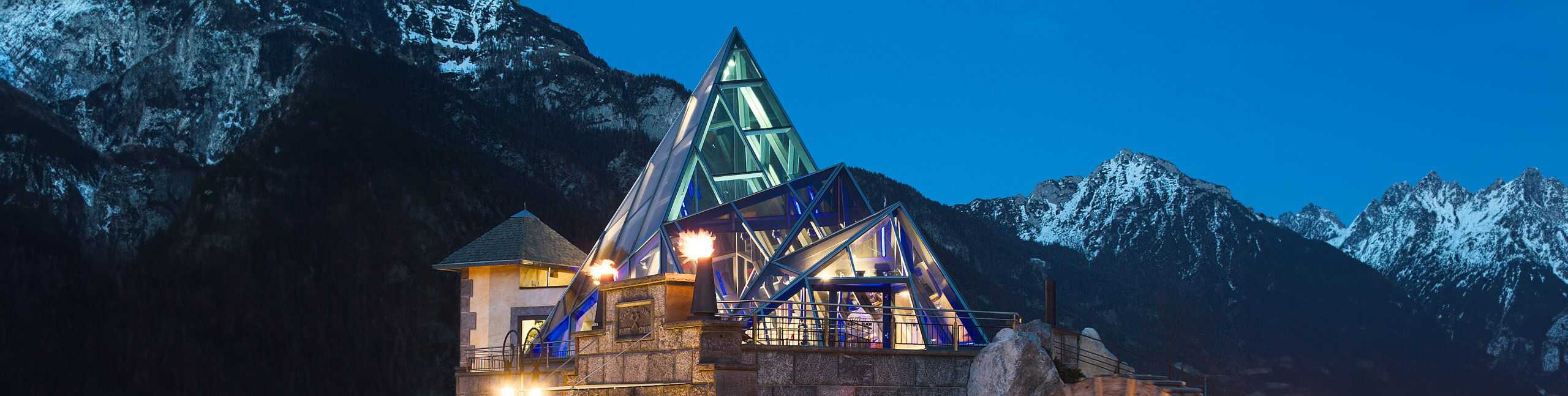 Moderne Architektur vor schneebedeckten Bergen
