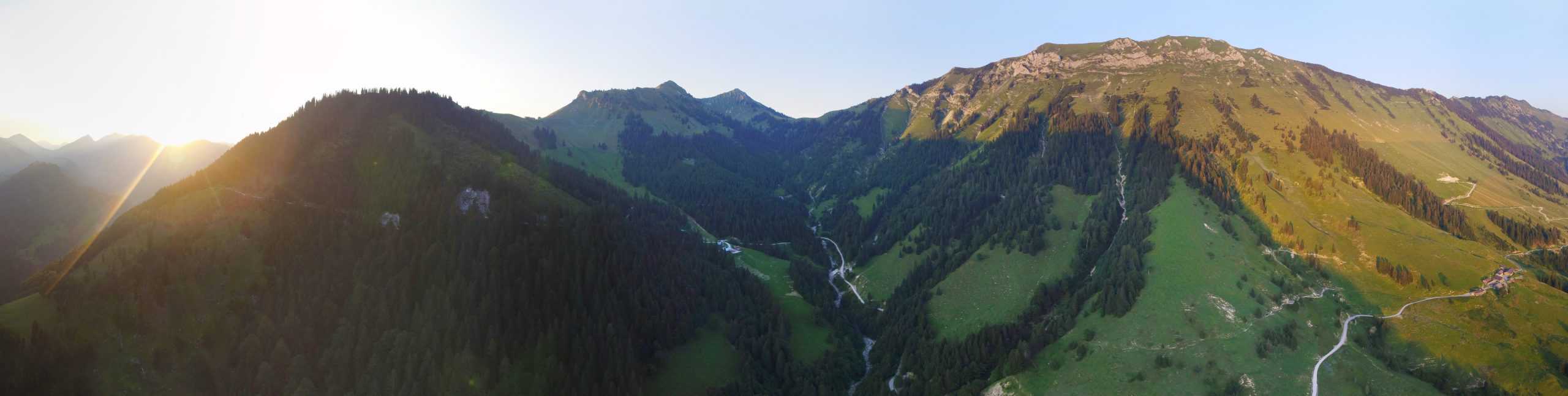 Panoramaaufnahme von sanften, bewaldeten Hügeln